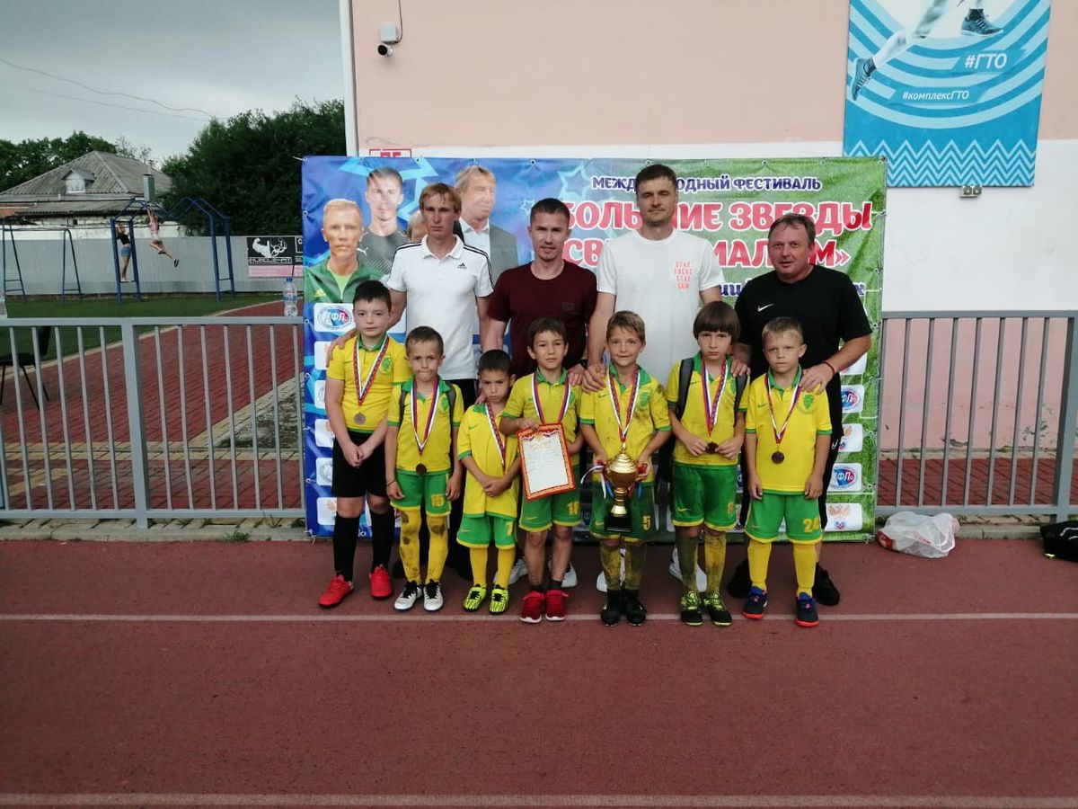 Фестиваль футбола "Большие звезды светят малым" и представители известной футбольной династии -  Виталий и Игорь Калешины